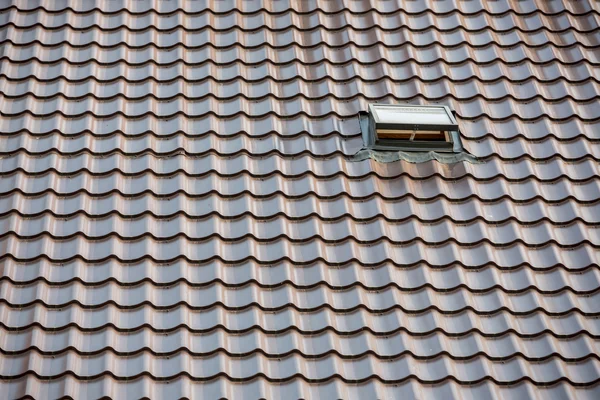 Fundo de telhado de metal com janela — Fotografia de Stock
