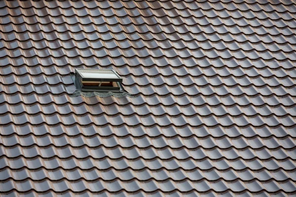 Fundo de telhado de metal com janela — Fotografia de Stock