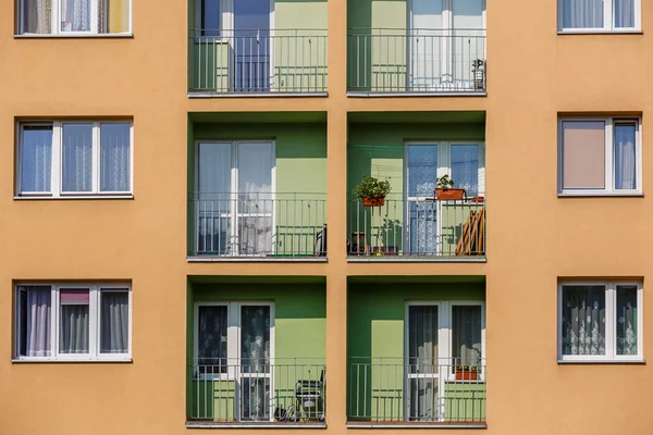 Blocco di appartamenti in cornice verticale Foto Stock Royalty Free
