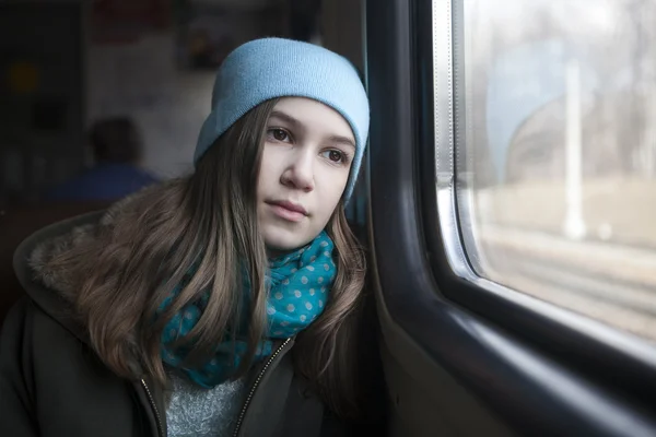 Adolescente chica sentada en el carro mirando a través de la ventana —  Fotos de Stock