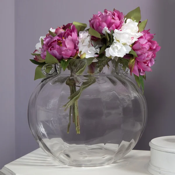 Peonía rosa y blanca artificial en jarrón de vidrio de pie sobre la mesa —  Fotos de Stock