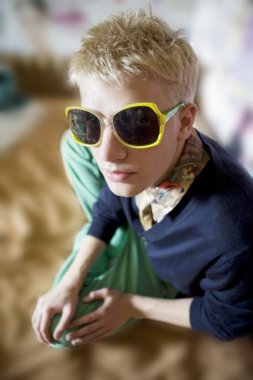 güneş gözlüklü adam