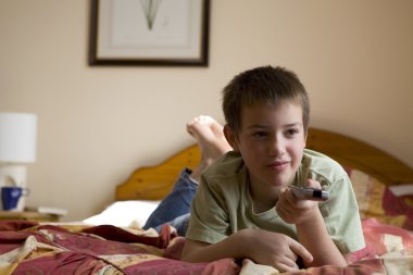 Çocuk karnına yalan ve Tv izlerken bir uzaktan kumanda ile