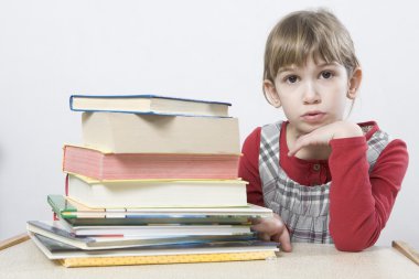 kitap yığını ile hüzünlü kız