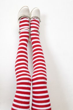 vrouw benen dragen strepen sokken