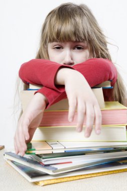 kitap yığını ile hüzünlü kız