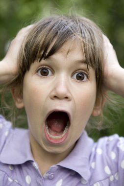 küçük şirin kız bağırarak