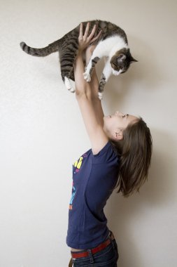 çekici bir kadın ile bir kedi