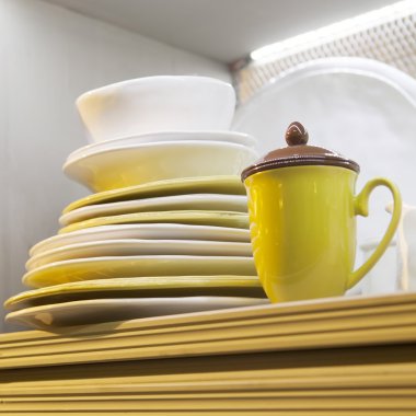 Tabaklar, gözlük ve yemekleri.