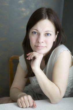 Ciddi genç brunet kadın