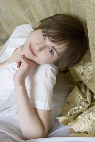 Joven mujer atractiva seria con ojos azules — Foto de Stock