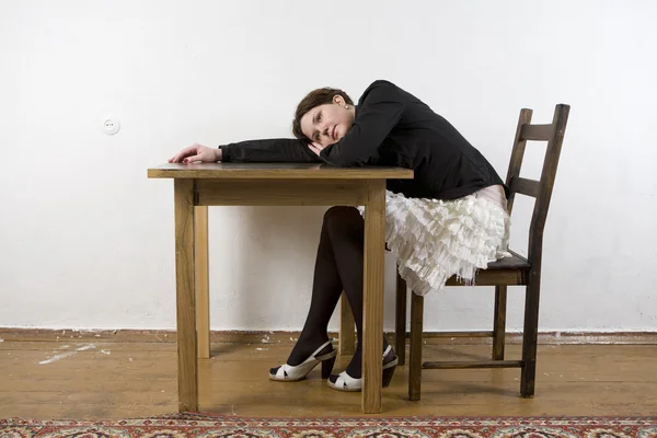 Jonge nadenkend aantrekkelijke vrouw zitten — Stockfoto