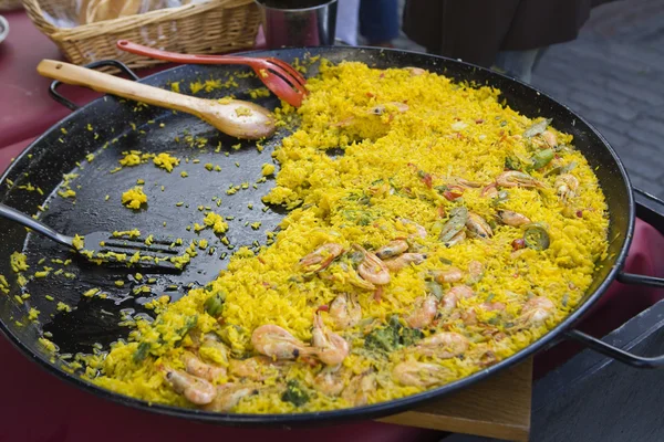 Испанская паэлья с мидиями, креветками, рисом, колбасой, горохом и перцем — стоковое фото