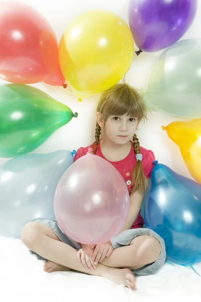 色の風船を持つ若い幸せな女の子 — ストック写真