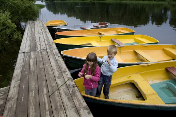 Amistad. Niños jugando en barco amarillo. Hora de verano — Foto de Stock