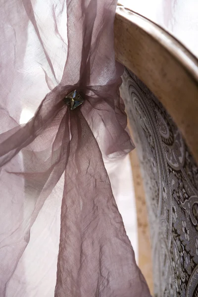 Lujosa cortina lila con broche — Foto de Stock