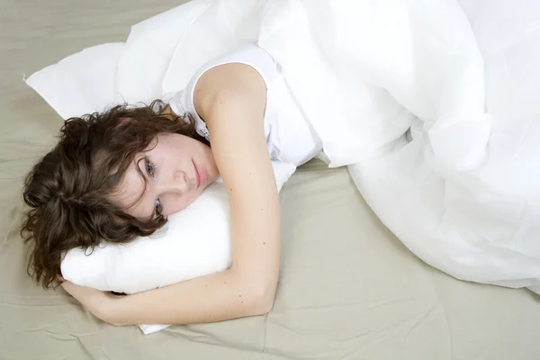 üzgün kadın yatakta