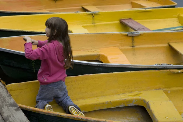Teknede oturan kız. — Stok fotoğraf