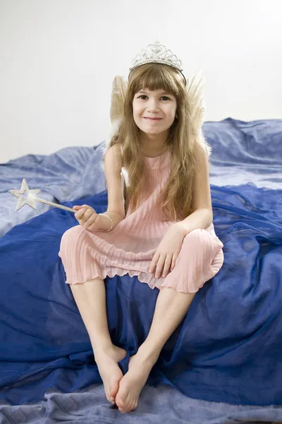 Menina jogando no conto de fadas — Fotografia de Stock