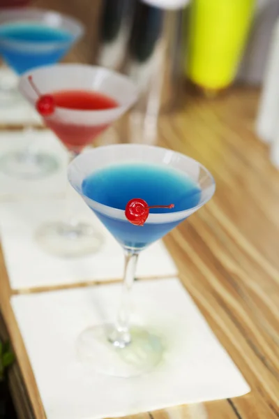 En blå cocktail martini isolerade med körsbär — Stockfoto