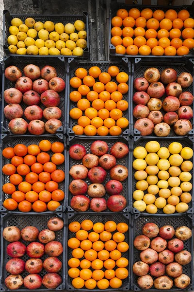 Frutas en caja — Foto de Stock