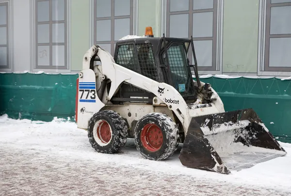 Arado de nieve está listo para preparar para limpiar el camino . —  Fotos de Stock