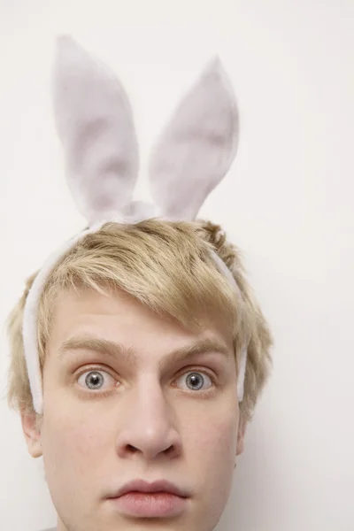 Портрет молодого чоловіка в кролячих вухах — стокове фото