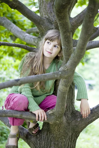 Meisje hang op boom — Stockfoto