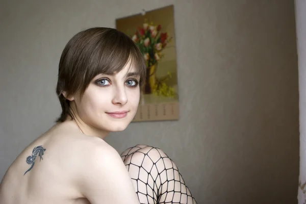 Junge ernsthafte attraktive Frau mit blauen Augen — Stockfoto