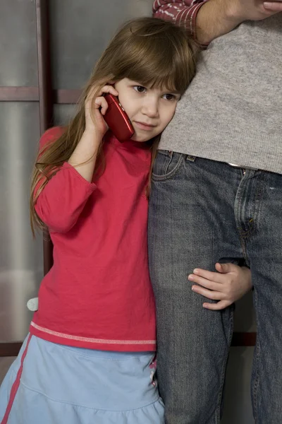 Hermano y hermana hablando por teléfono — Foto de Stock