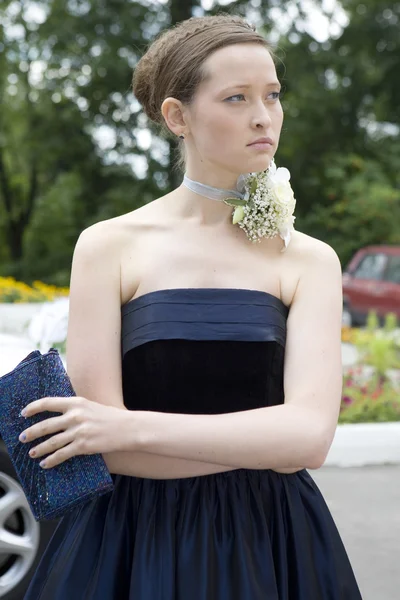 Joven novia seria en vestido azul oscuro — Foto de Stock