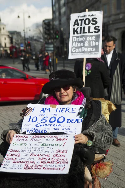 London, uk - 1. märz 2014. londoner demonstranten marschieren gegen die weltweite korruption der regierung. in London am 1. März 2014. — Stockbild Londoner Demonstranten demonstrieren gegen weltweite Regierungskorruption — Stockfoto