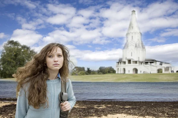 Russian girl near russian cathedral. — Stock Photo, Image