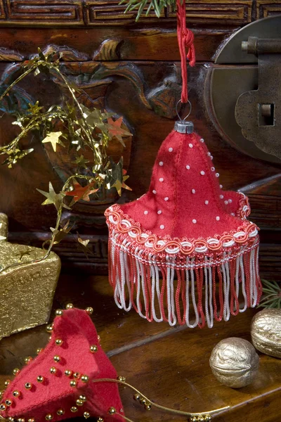 Met de hand gemaakt van Kerstmis in de buurt van de kerstboom — Stockfoto