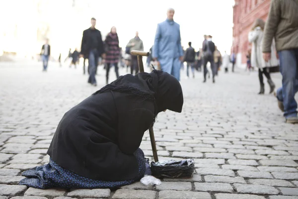 Un mendigo en la escuadra roja de Moscú. Rusia — Foto de Stock