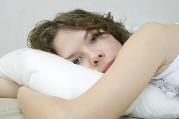 Smutná žena v posteli — Stock fotografie