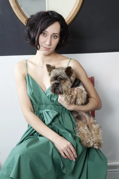 Femme portant une robe verte à la mode avec son terrier — Photo