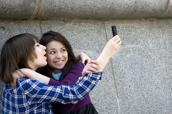 Deux amis qui s'amusent avec un téléphone. Urbain adolescence fille — Photo