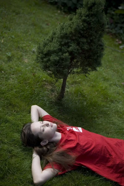 Mujer joven acostada en la hierba. — Foto de Stock