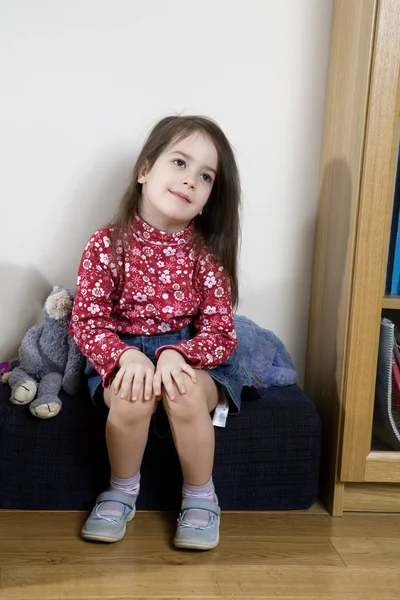 Portret lachende schattig meisje — Stockfoto