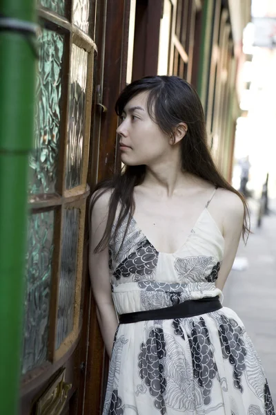 Young thoughtful woman sitting in stone stairs. — Stock Photo, Image