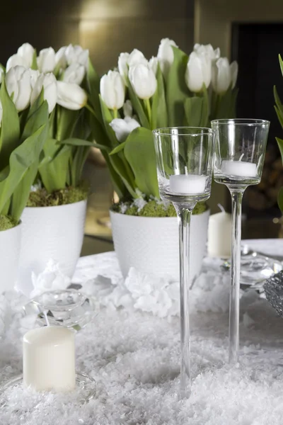 Tulipes blanches sur la table à manger — Photo