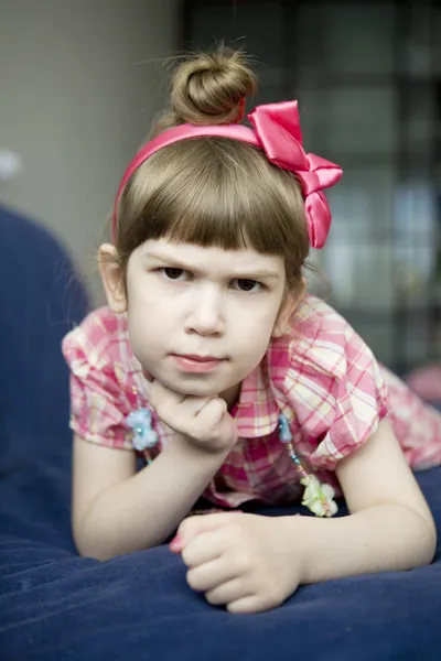 彼女の腹の上に横たわる少女 — ストック写真