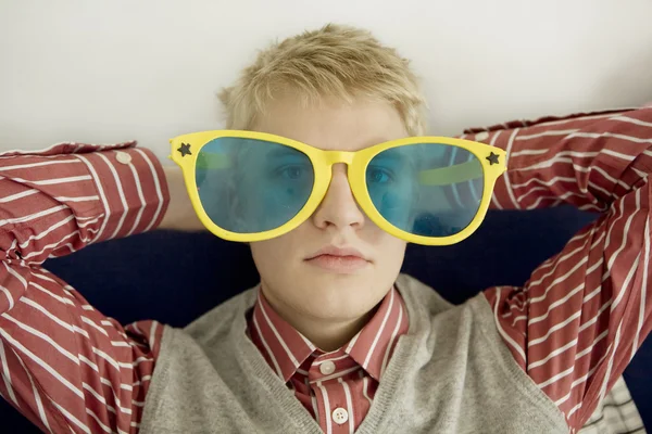 Retrato de hombre joven en gafas grandes — Foto de Stock