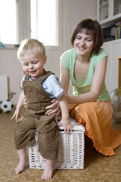 Jonge gelukkig mooie moeder kiss haar kleine baby — Stockfoto