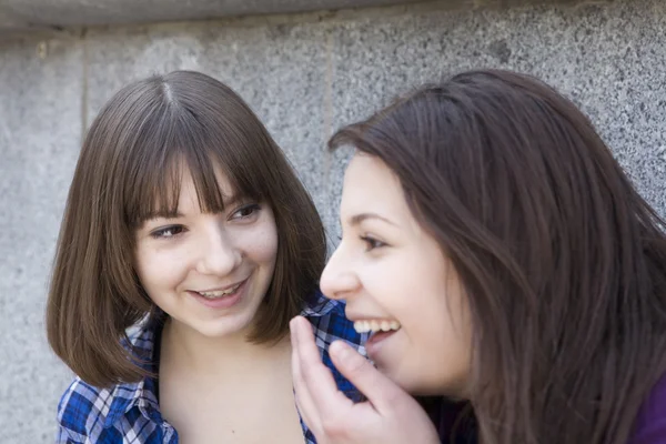 Duas meninas adolescentes — Fotografia de Stock