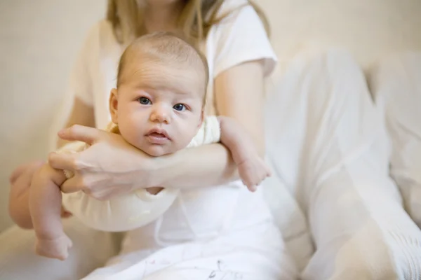 Mãe feliz com seu bebê menina — Fotografia de Stock