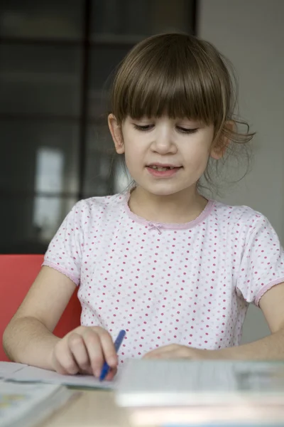 Fille faire des devoirs . — Photo