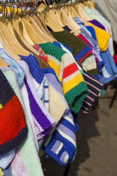 Pullover auf dem Markt — Stockfoto