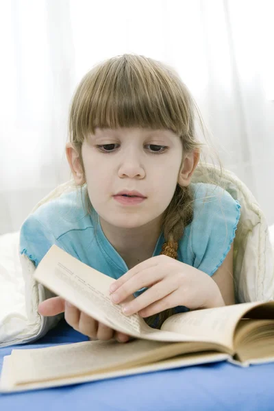 Klein meisje lezen — Stockfoto